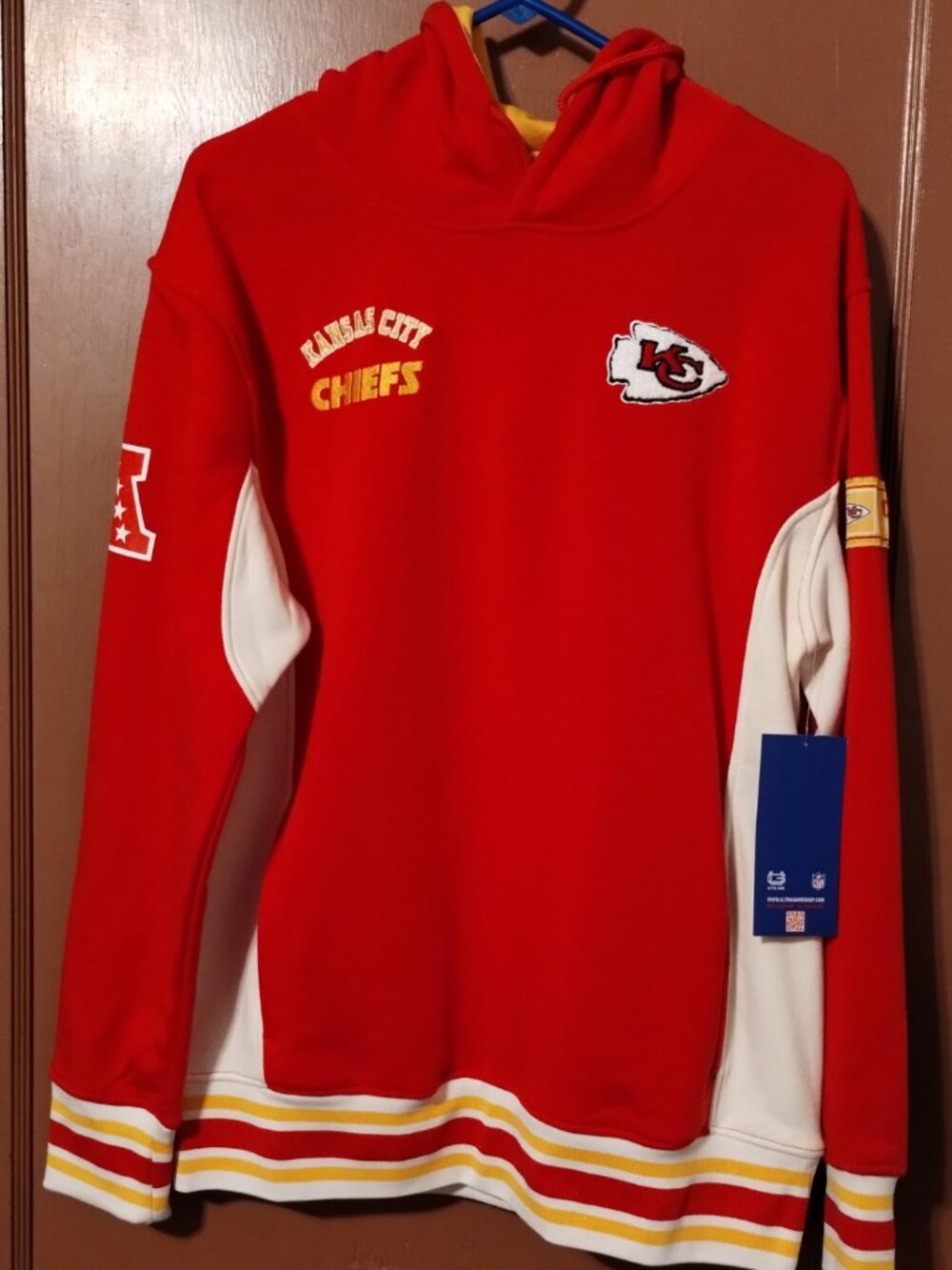 ULTRA GAME KANSAS CITY CHIEFS FOOTBALL HOODIE- MEDIUM-NWT HAS SPOT ON SLEEVE